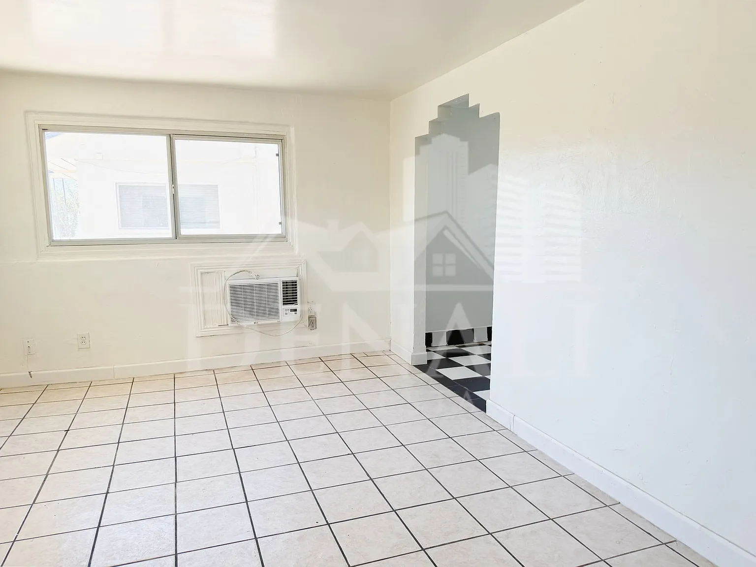 1 bed, 1.0 bath, 650 sqft, $895 — Photo 2