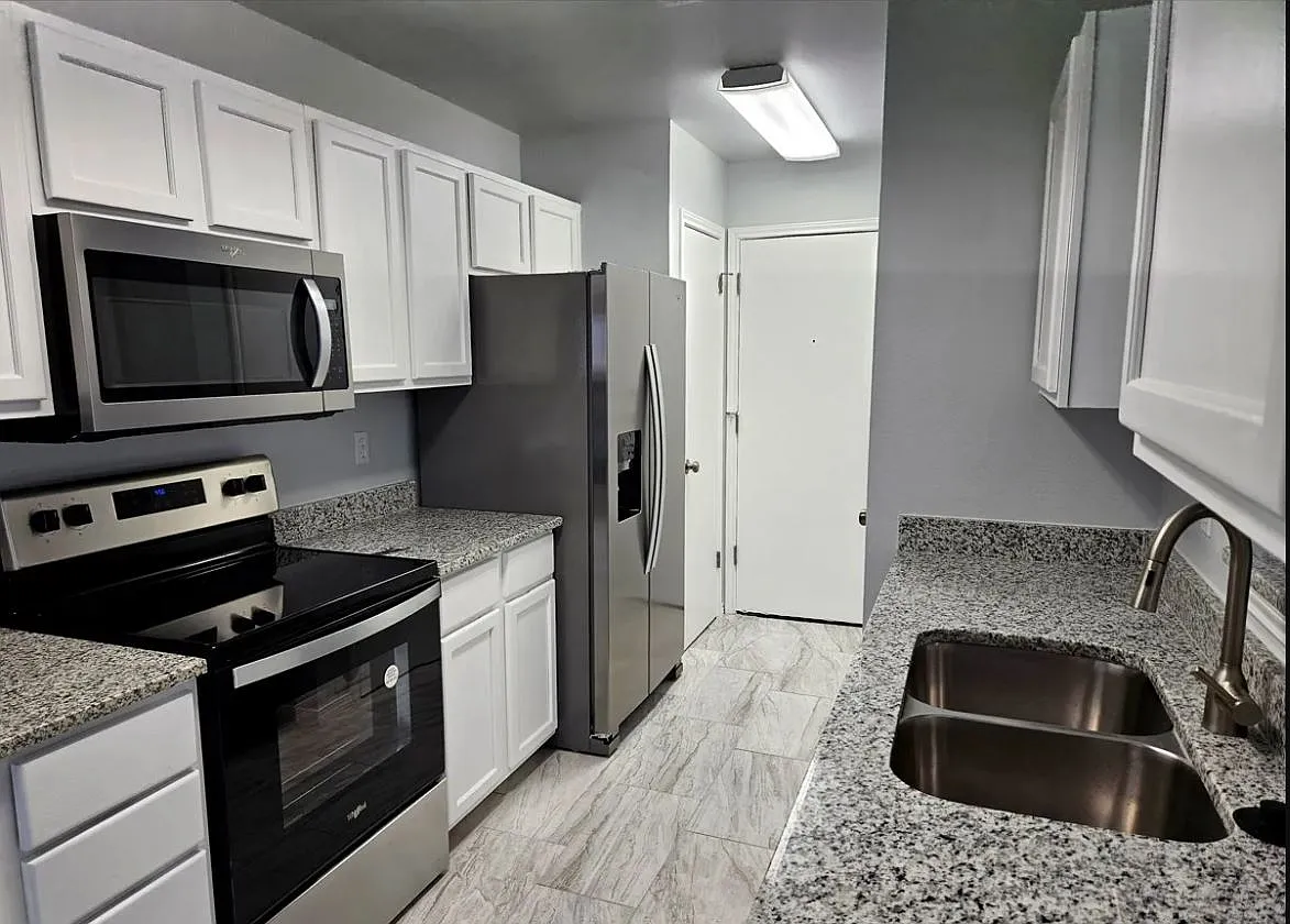 3 bed, 2.5 bath, 1348 sqft, $950 — Photo 3