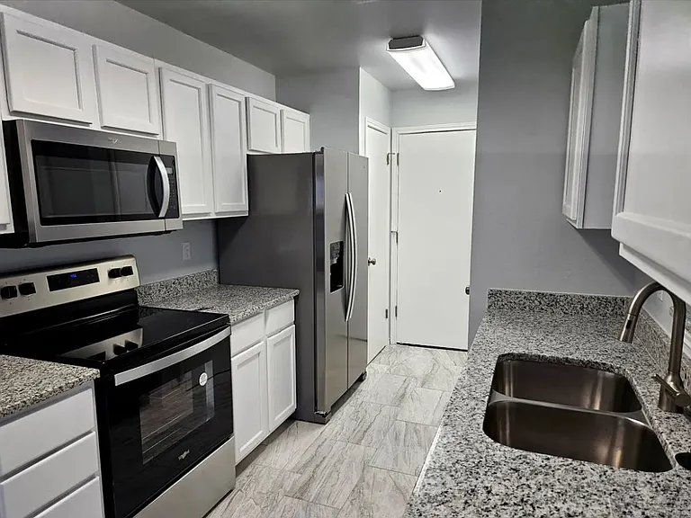8014 Galaway Bay — Photo 3