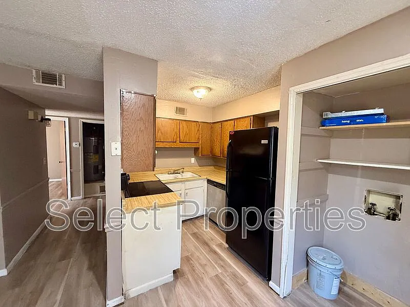 Building Photo - 2011 Stonemill Dr #3