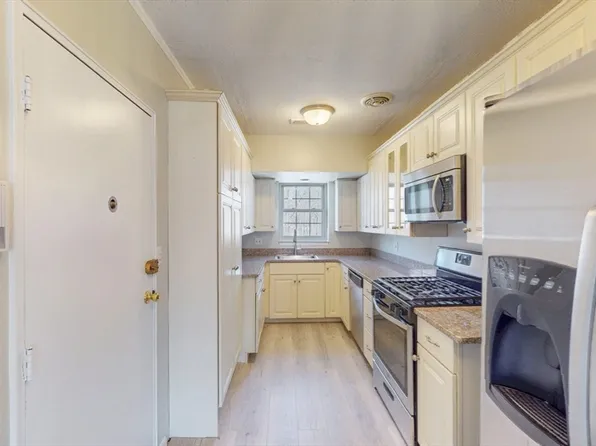 137 Lake Shore Rd APT 4, Brighton, MA 02135