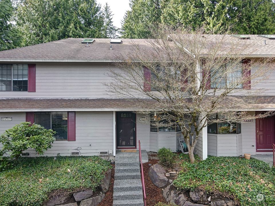 Maplebrook Lane has 94 single-family attached homes. Almost all homes are either attached duplexes or 4-plexes. This home is located in a 4-plex.  >