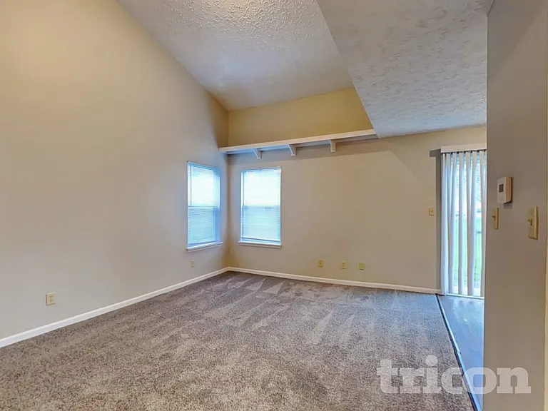 4468 Connaught East Dr — Photo 2