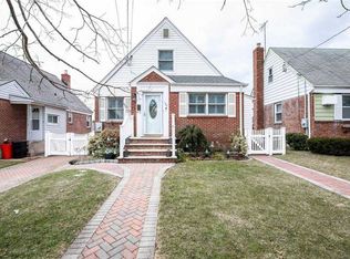 187 Wardwell Rd, Mineola, NY 11501