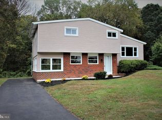 915 Flora Ln, Upper Chichester, PA 19061