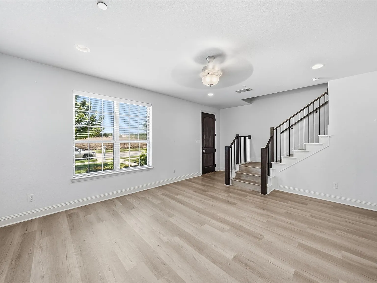 3 bed, 2.5 bath, 1694 sqft, $2,295 — Photo 2