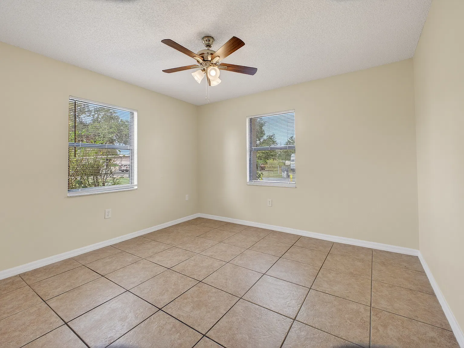 2 bed, 922 sqft, $1,650 — Photo 1