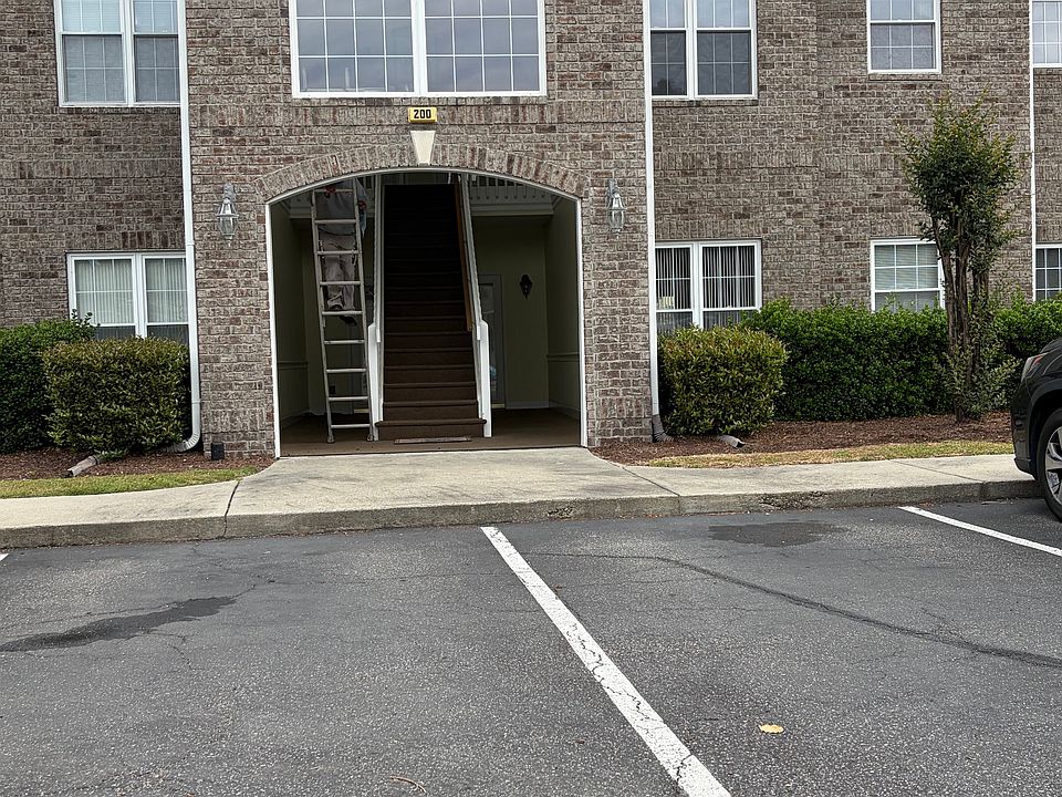 1st image of 200 Willow Green Dr Unit B
