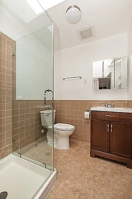 Rented by Perry Associates NYC Inc | media 6