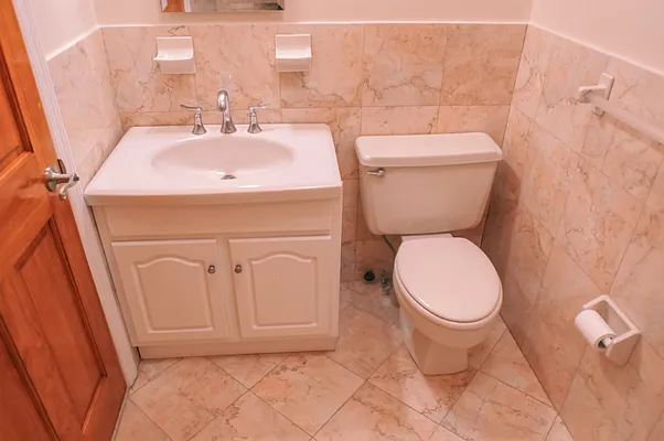 Rented by Perry Associates NYC Inc | media 24