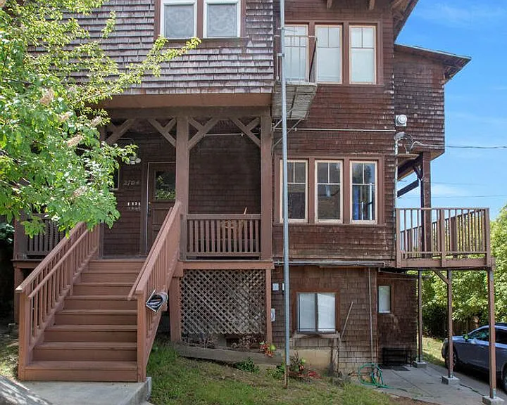 2704 Virginia St 1/2-4 — Photo 1