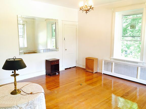 3rd image of 5123 Woodbine Ave