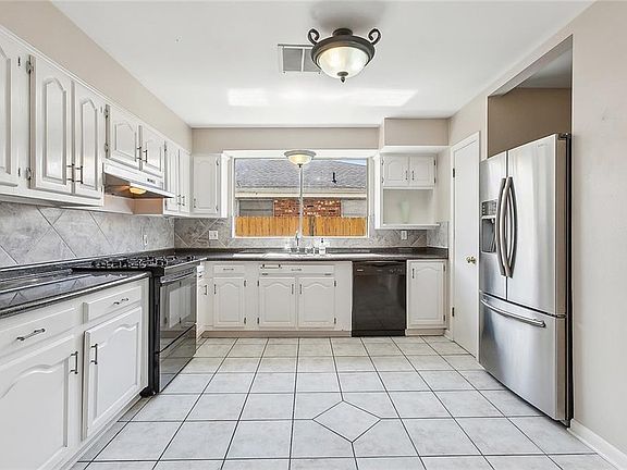 5th image of 817 Andrews Ave