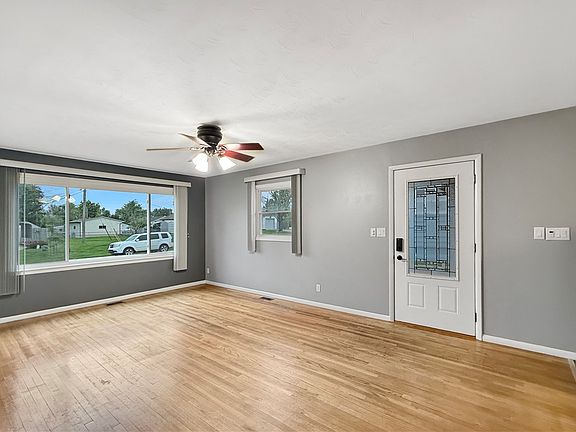 3rd image of 12 Glenview Dr