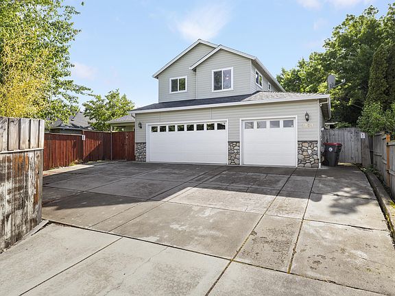 3rd image of 3034 Colonial Ave
