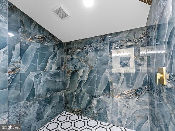 4th image of 153 Pebblebrook Ln