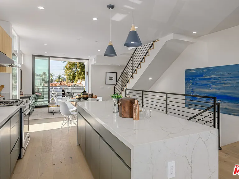 836 N McCadden Pl — Photo 7