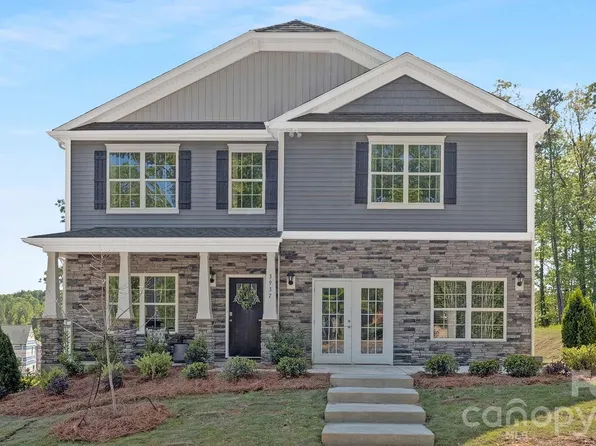 623 Country Oak Dr, Asheville, NC 28804