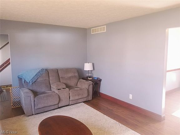3rd image of 1068 Beechwood Dr