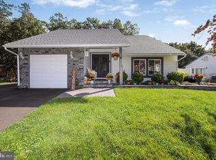 41 Pershing Ln, Sicklerville, NJ 08081