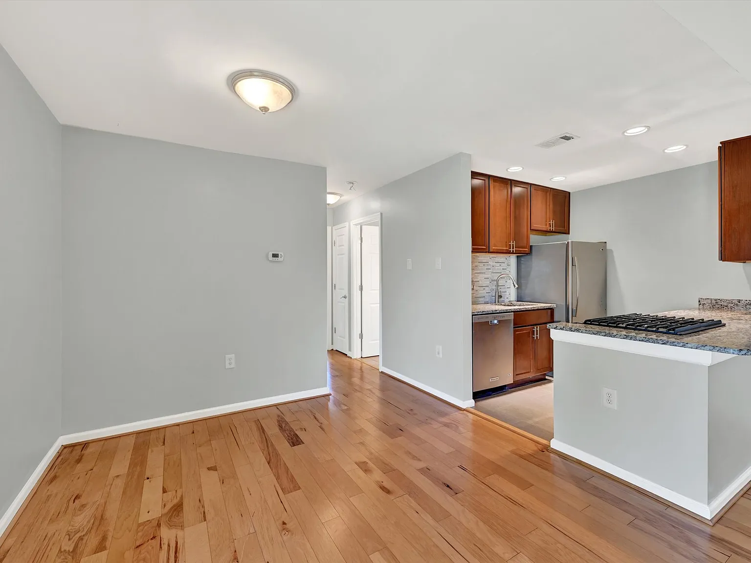 2 bed, 865 sqft, $1,799 — Photo 2