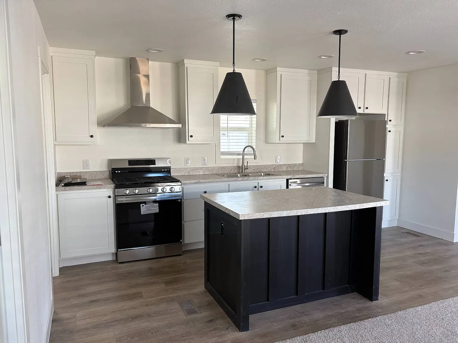 3 bed, 2.0 bath, 890 sqft, $1,800 — Photo 2