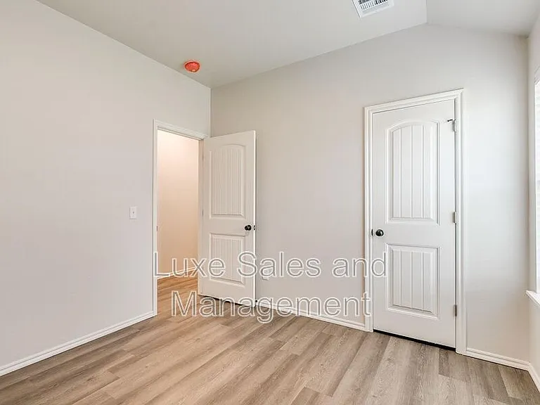 8002 NW 105th Ter — Photo 28