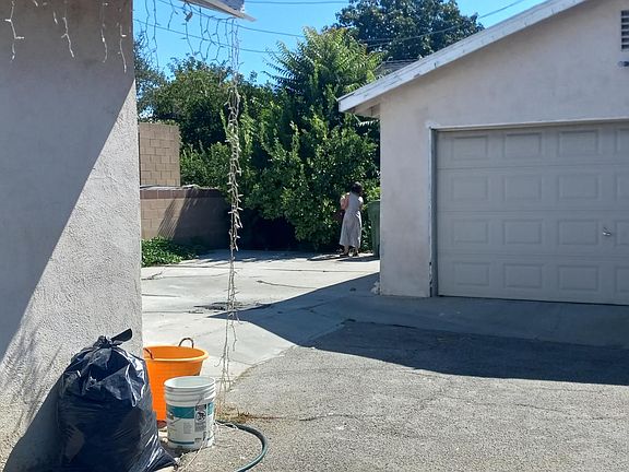5th image of 806 S Chapel Ave