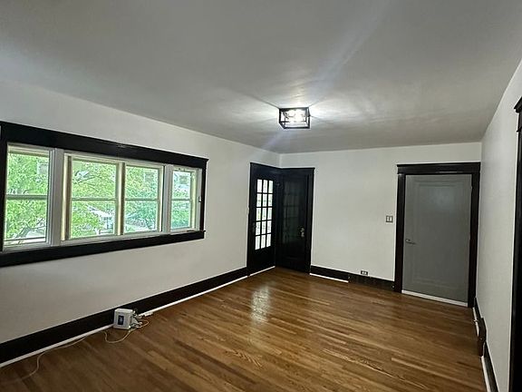 4th image of 2060 Chesterland Ave