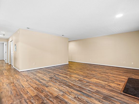 5th image of 98 Hampshire Ct