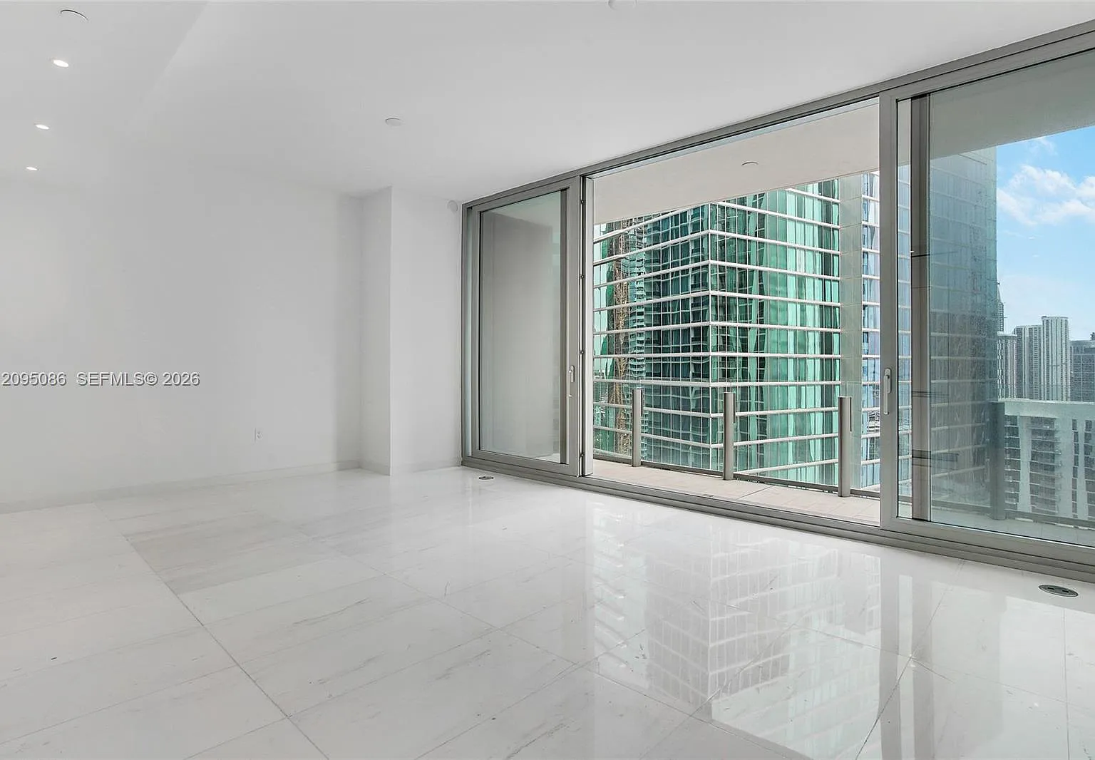 Dupont Plaza — Photo 2