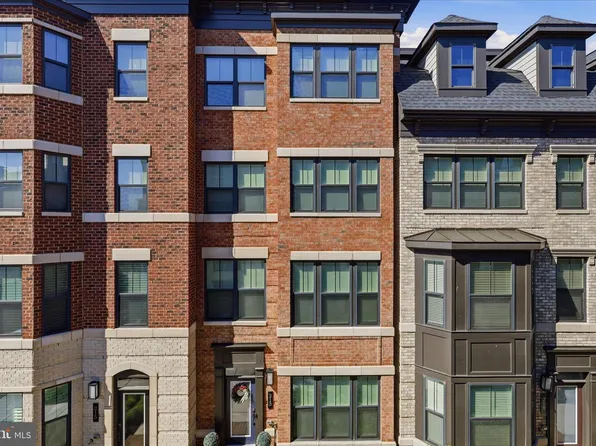 213 Market Sq NW #19, Vienna, VA 22180