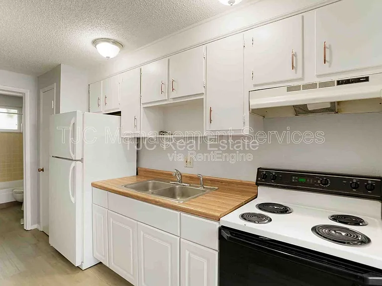 1138 N Corona St #105 — Photo 7