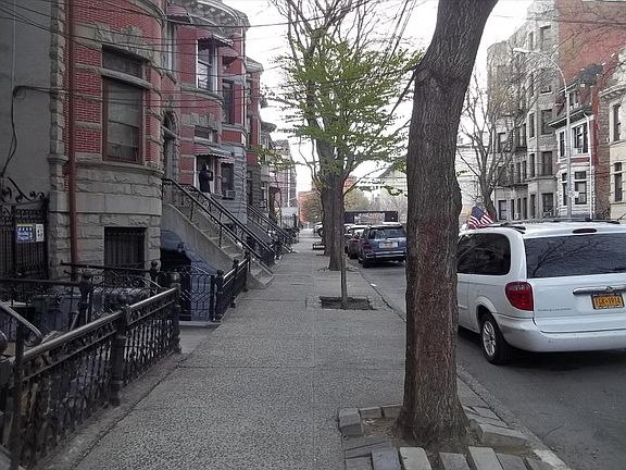 4th image of 1052 Clay Ave