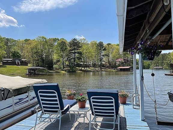 4th image of 25 Holly Hill Ln