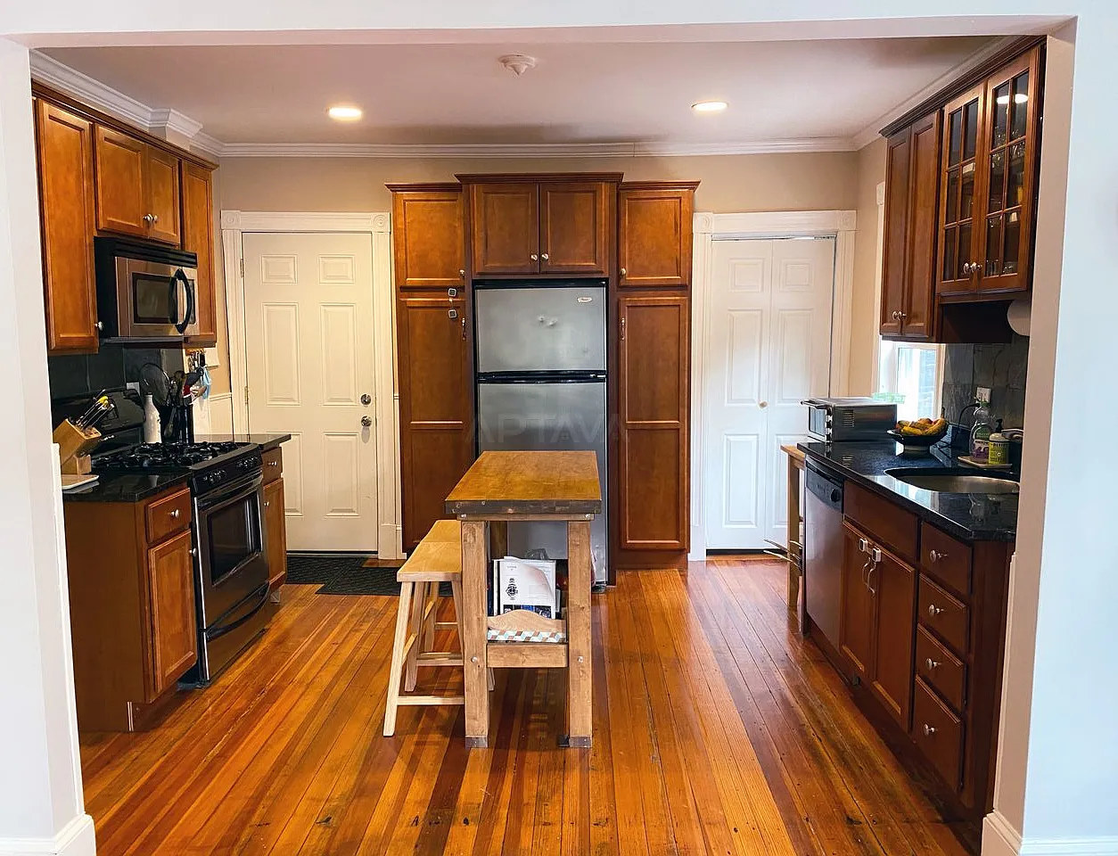 2 bed, 900 sqft, $3,600 — Photo 3