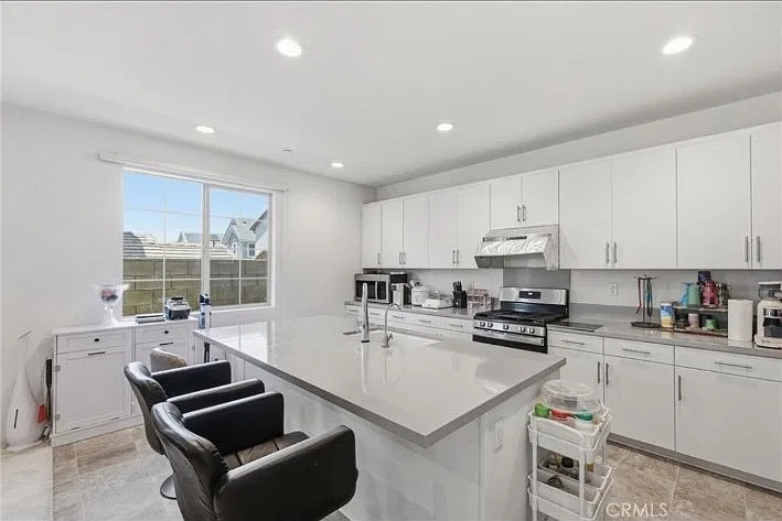 5 bed, 2748 sqft, $5,500 — Photo 3