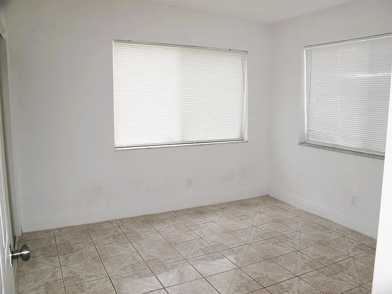340 NW 6th St — Photo 7