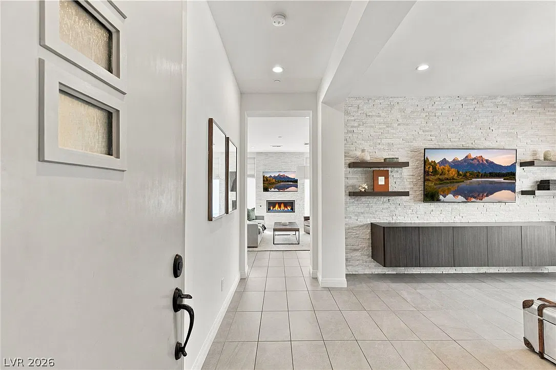 3 bed, 2.5 bath, 2414 sqft, $8,500 — Photo 2