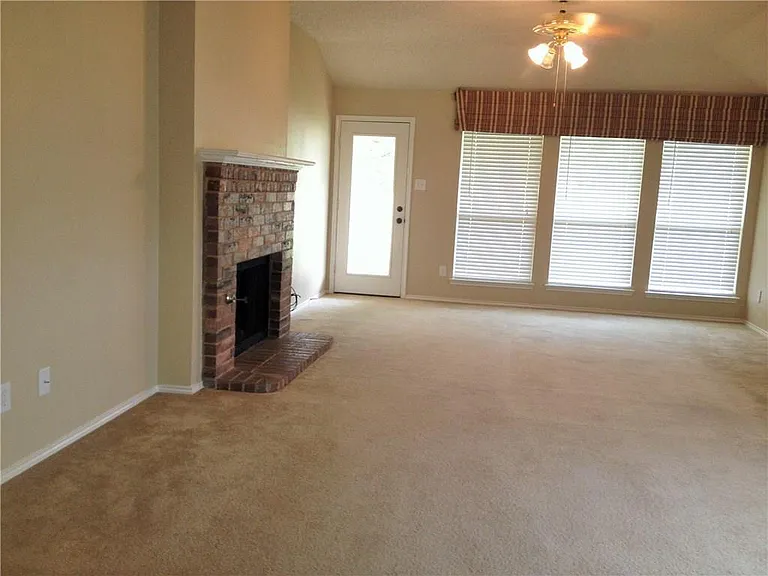 625 Rothschild Ln — Photo 15