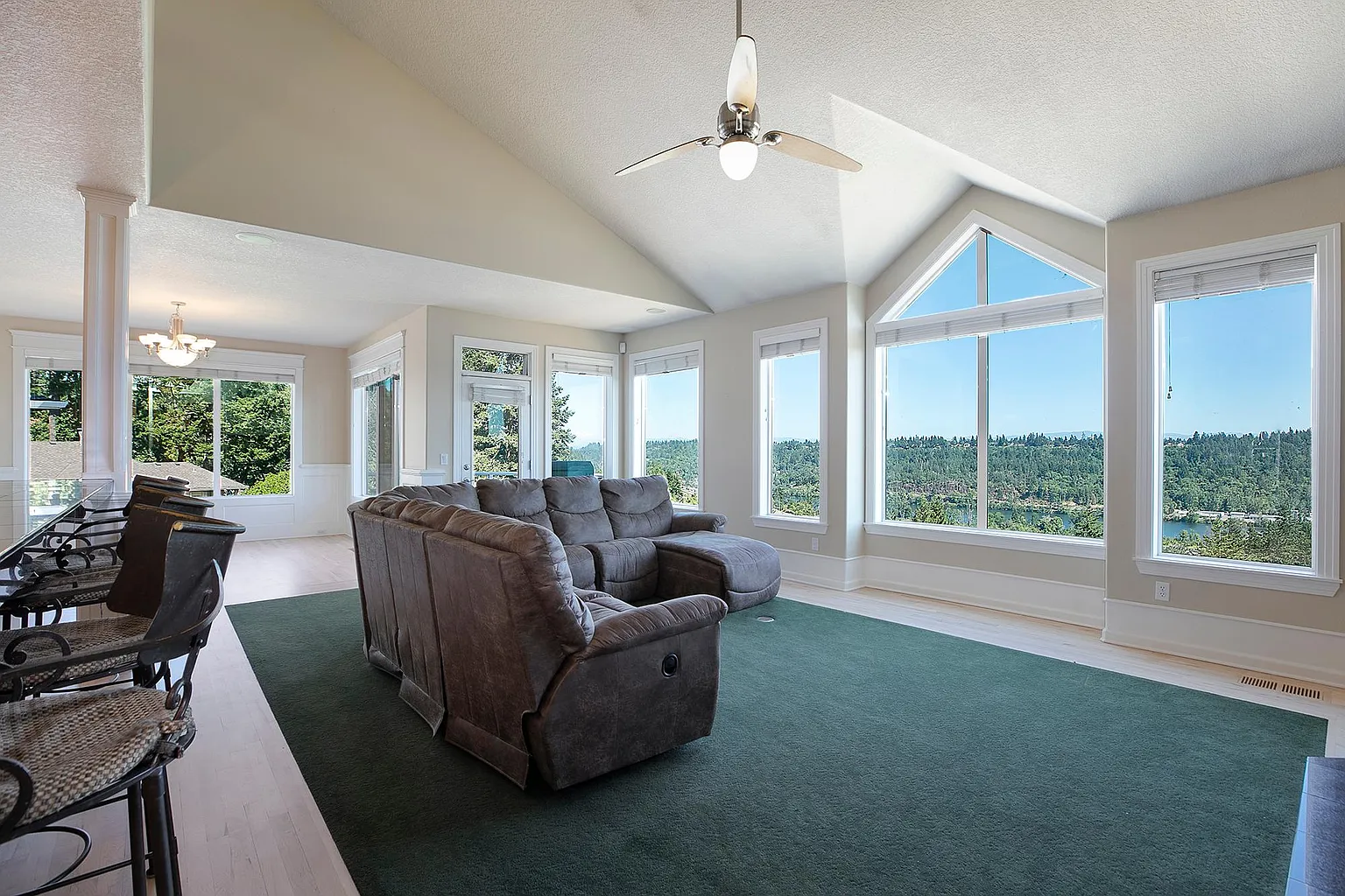 1914 Hall St photo 1