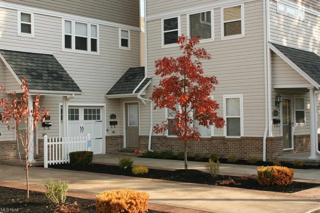 2 bed, 2.5 bath, 1840 sqft, $2,700 — Photo 1