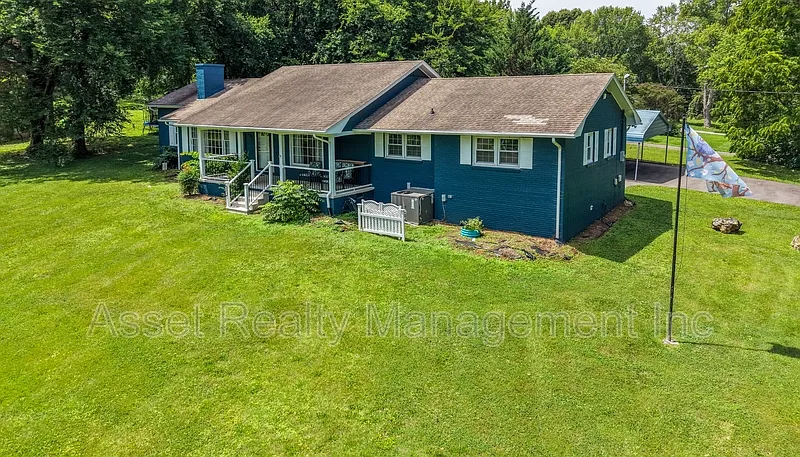 3 bed, 2.0 bath, 1900 sqft, $2,440 — Photo 4