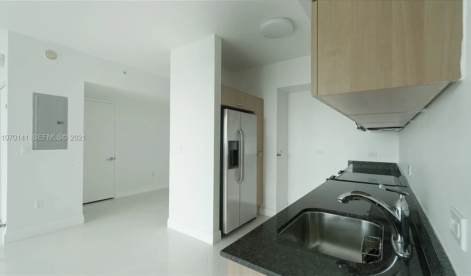 Studio, 698 sqft, $2,600 — Photo 2
