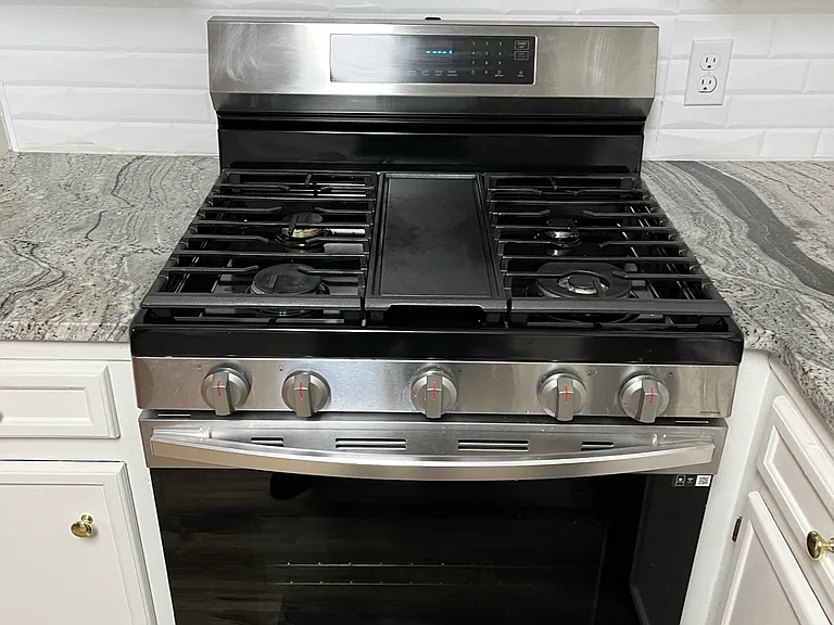 187 E Walnut St — Photo 15