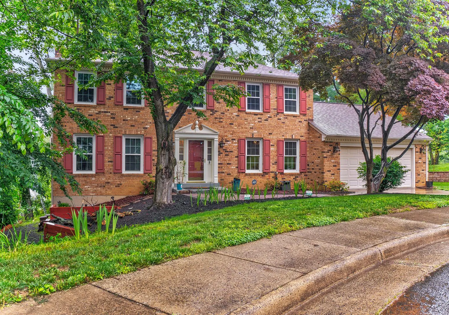 Exceptional Three Level Colonial Near DC — Photo 4
