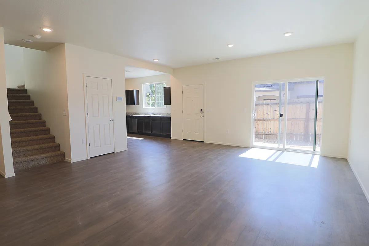 4 bed, 1900 sqft, $2,695 — Photo 4