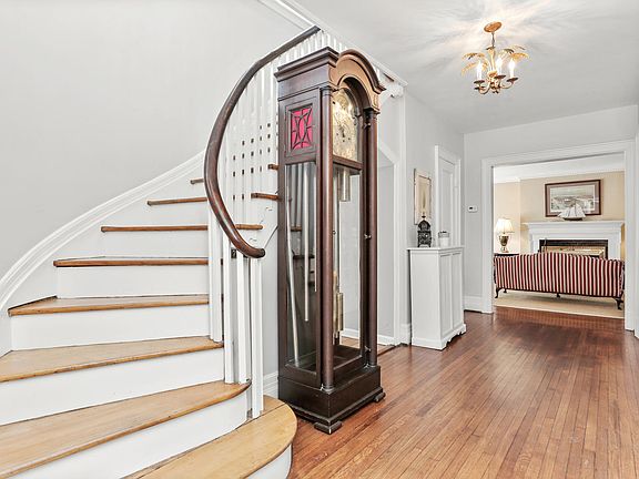 4th image of 1766 Shippan Ave