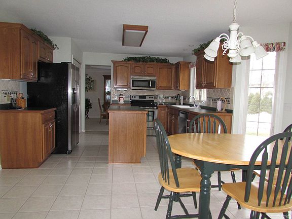 Kitchen: Brand New stainless steel appliances!
