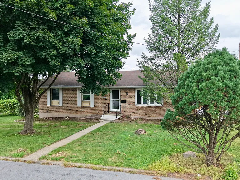 1015 E Hamilton St — Photo 4